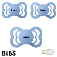 BIBS Supreme, Sutter med navn (Str 2/ 6+ mdr.) - 3 pak, Sky Blue (Symmetrisk Silikone)
